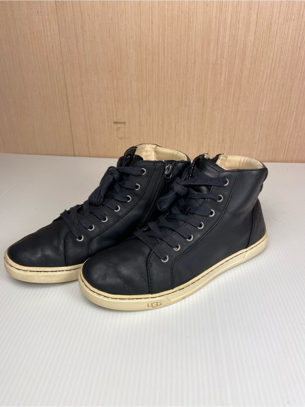 UGG Gradie Black & Cream Leather High Top Sneakers Women’s 8.5